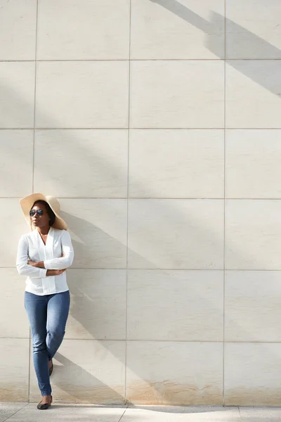 Junge Afrikanisch Amerikanische Frau Mit Strohhut Und Sonnenbrille Lehnt Der — Stockfoto