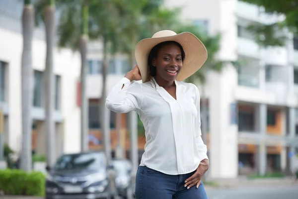 Saman Şapkalı Güzel Mutlu Afrikalı Amerikalı Kadın Açık Havada Poz — Stok fotoğraf