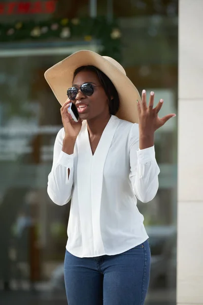 Mulher Afro Americana Chapéu Palha Tendo Telefonema Emocional — Fotografia de Stock