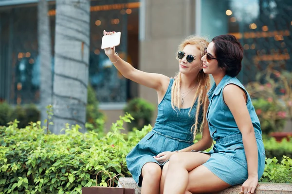 Amis Féminines Lunettes Soleil Robes Denim Prenant Selfie Extérieur — Photo