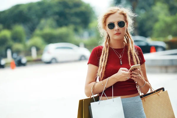 Portret Van Mooie Stijlvolle Jonge Vrouw Zonnebril Texting Vrienden Het — Stockfoto