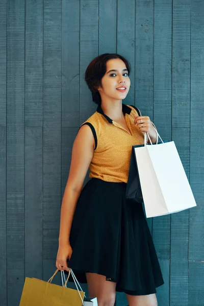 Retrato Una Hermosa Mujer India Sonriente Posando Con Bolsas Papel — Foto de Stock