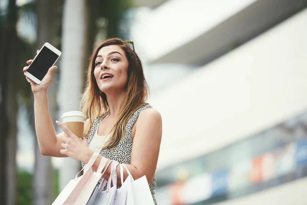 Jovem Mulher Positiva Com Xícara Café Sacos Compras Pegando Táxi — Fotografia de Stock