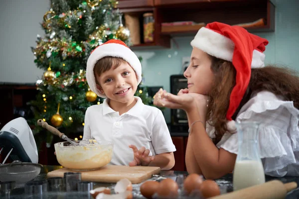 Broer Zus Maken Deeg Voor Kerstkoekjes Bij Keuken Tafel — Stockfoto