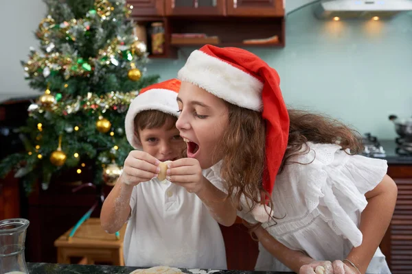 Meisje Probeert Bijten Rauwe Kerst Cookie Handen Van Haar Broer — Stockfoto