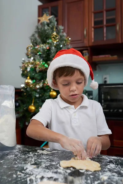 Schattige Kleine Jongen Santa Hoed Maken Van Cookies Voor Het — Stockfoto