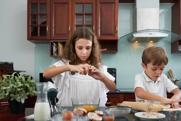 Preteen Meisje Kraken Eieren Glazen Bal Bij Het Maken Van — Stockfoto