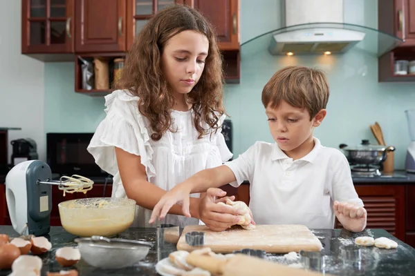 Zuster Broer Maken Koekjesdeeg Bakken Koekjes — Stockfoto