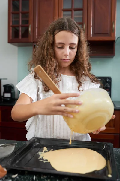 Tiener Meisje Gieten Cake Mengsel Lade — Stockfoto