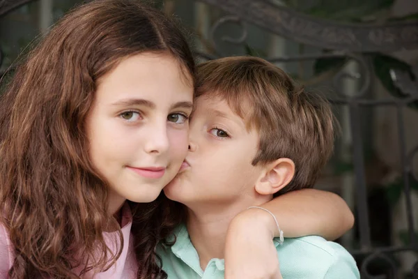 小さな男の子は 頬に彼の姉にキス — ストック写真