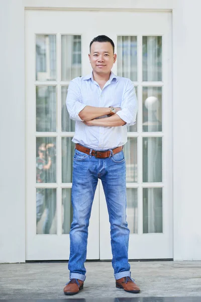 Porträtt Asian Estate Agent Stående Med Armarna Korsade Nära Det — Stockfoto