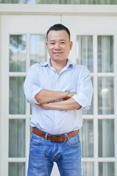 Portrait Bel Homme Asiatique Debout Avec Les Bras Croisés Avec — Photo