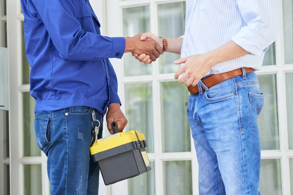 Homem Agradece Reparador Para Bom Trabalho Apertando Mãos Com Ele — Fotografia de Stock