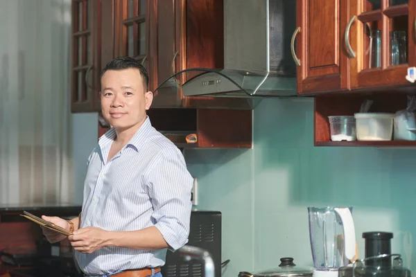 Portrait Young Man Holding Tablet Searching Recipe Internet Cook His — Stock Photo, Image