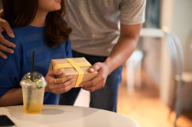 Sevgililer günü kız arkadaşı hediye veren adamın Kırpılmış görüntü