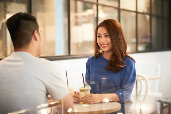 Wanita Asia Muda Yang Cantik Berkencan Dengan Pacarnya Kafe — Stok Foto