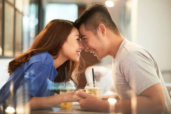 Joven Alegre Hombre Mujer Enamorados Tocándose Frente Mirándose — Foto de Stock