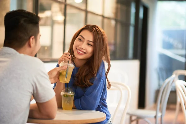 Linda Jovem Vietnamita Degustação Chá Gelado Seu Namorado Café — Fotografia de Stock