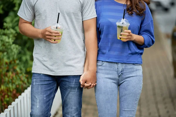 Imagen Recortada Pareja Cogida Mano Caminar Aire Libre Beber Cócteles — Foto de Stock