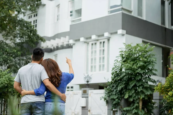Verträumtes Junges Paar Blickt Auf Großes Haus Blick Von Hinten — Stockfoto