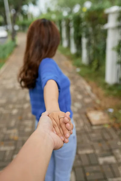 Jovem Mulher Segurando Mão Seu Namorado Caminhar Livre — Fotografia de Stock