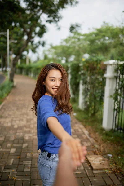彼らは公園を歩いているとき 美しい若いベトナムの女性は 彼女のボーイフレンドの手を引っ張ります — ストック写真