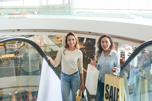 Feliz Animado Jovens Mulheres Asiáticas Escada Rolante Shopping Center Com — Fotografia de Stock