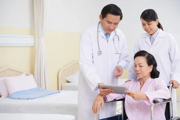 Senior Vietnamese Vrouw Rolstoel Bespreken Symptomen Van Ziekte Met Artsen — Stockfoto