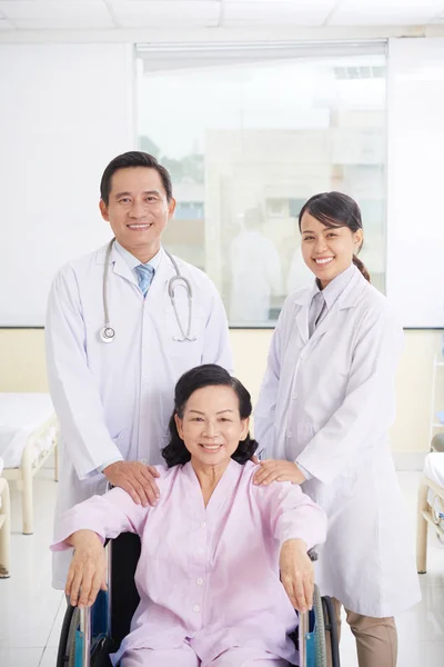 Seniorin Rollstuhl Und Ihre Glücklichen Ärzte Der Klinik — Stockfoto