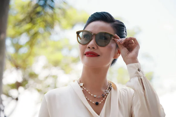 Schöne Elegante Asiatische Frau Setzt Sonnenbrille Auf — Stockfoto