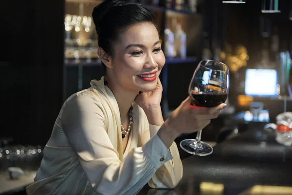 Elegante Volwassen Businewsswoman Genieten Van Glas Rode Wijn Restaurant — Stockfoto