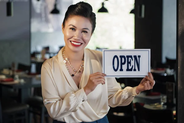 Vrolijke Rijpe Aziatische Business Lady Opening Haar Restaurant — Stockfoto