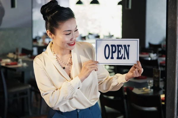 Gelukkig Elegante Vietnamese Business Lady Opknoping Open Uithangbord Restaurant Deur — Stockfoto