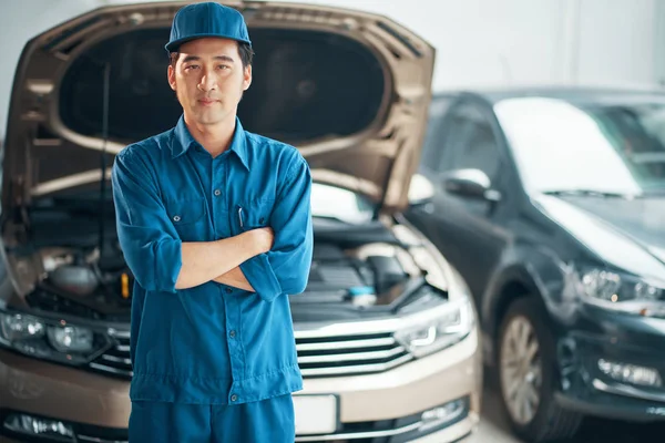 Portret Van Aziatische Onderhoudsmedewerker Staande Uniform Met Armen Gekruist Auto — Stockfoto