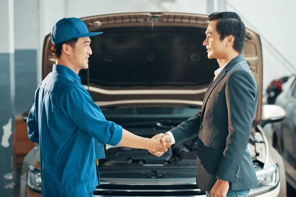 Asiático Jovem Mecânico Automóveis Uniforme Cliente Estão Apertando Mãos Sorrindo — Fotografia de Stock