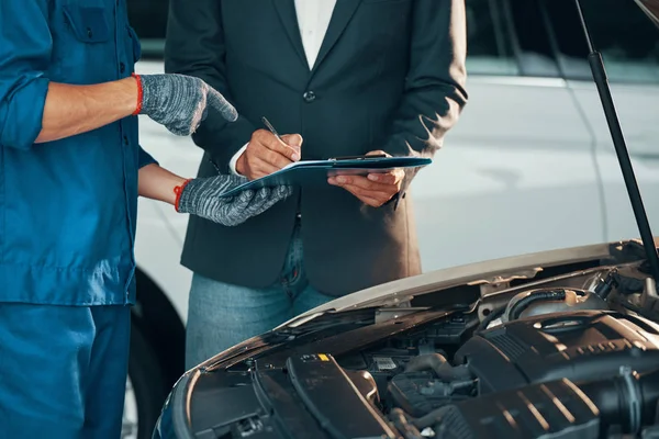 Primer Plano Del Técnico Automóviles Guantes Que Señalan Cliente Donde — Foto de Stock