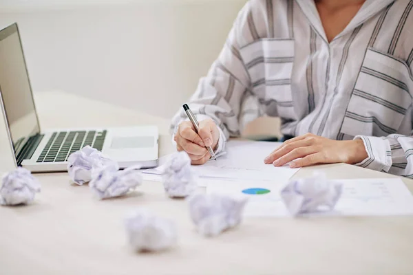 Colpo Ritaglio Donna Che Lettera Scrittura Carta Mentre Seduto Con — Foto Stock