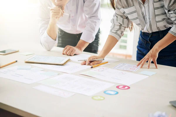 Crop Man Woman Working New Plan Arranging Papers Table Making — Stock Photo, Image