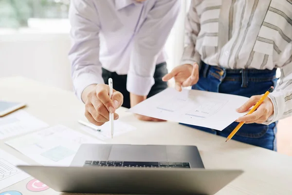 Foto Sin Rostro Hombre Mujer Con Papeles Discutiendo Nuevo Proyecto — Foto de Stock