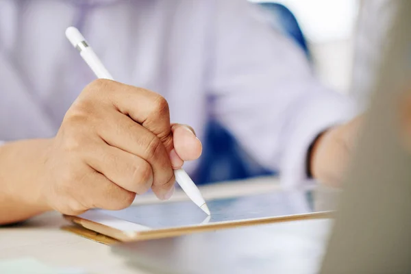 Primer Plano Del Hombre Sosteniendo Lápiz Trabajando Tableta Moderna Luz — Foto de Stock