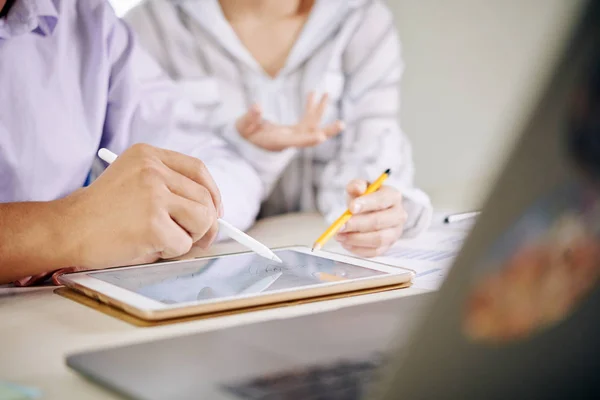 Vue Sans Visage Collègues Utilisant Une Tablette Discutant Table Bureau — Photo