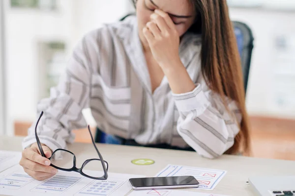 Giovane Donna Oberata Lavoro Che Tiene Gli Occhiali Strofina Gli — Foto Stock