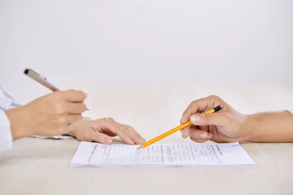 Περικοπή Πλευρικής Προβολής Των Ατόμων Που Υπογράφουν Συμβόλαιο Στο Τραπέζι — Φωτογραφία Αρχείου