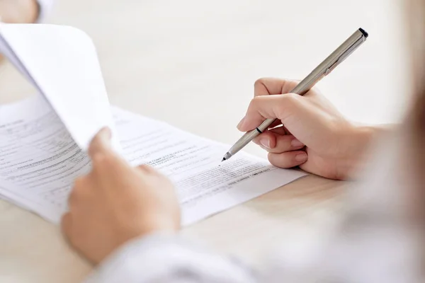 Schnittwunde Von Person Mit Stift Bei Vertragsunterzeichnung Schreibtisch Bei Tageslicht — Stockfoto