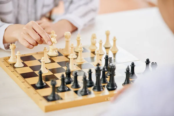 Gente Sin Rostro Jugando Ajedrez Figuras Movimiento Tablero Madera Mesa — Foto de Stock