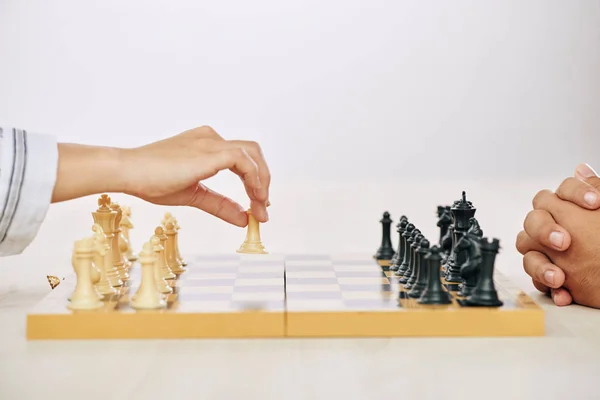 Oříznout Pohled Osob Které Hrají Šachy Bílém Stole Bílém Pozadí — Stock fotografie