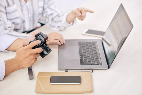 Recorte Fotógrafos Modernos Con Cámara Fotográfica Utilizando Ordenador Portátil Mesa — Foto de Stock