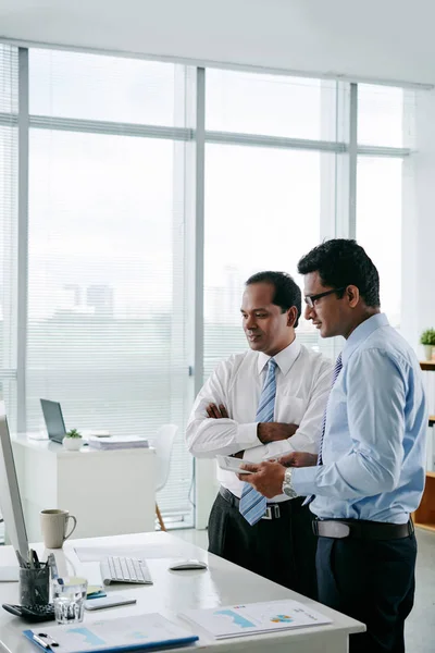 Indiase Bedrijfsmanagers Discussiëren Gegevens Computerscherm Tijdens Vergadering Office — Stockfoto