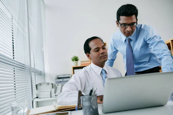 Jovem Empreendedor Ajudando Colega Com Trabalho Laptop — Fotografia de Stock