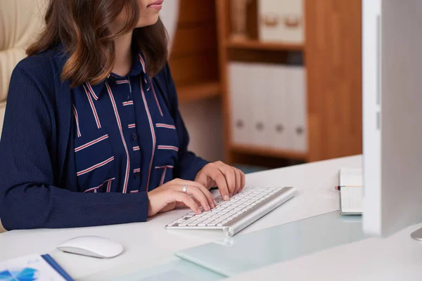 Ofis Masasında Bilgisayar Başında Çalışan Kadının Kırpılmış Görüntüsü — Stok fotoğraf